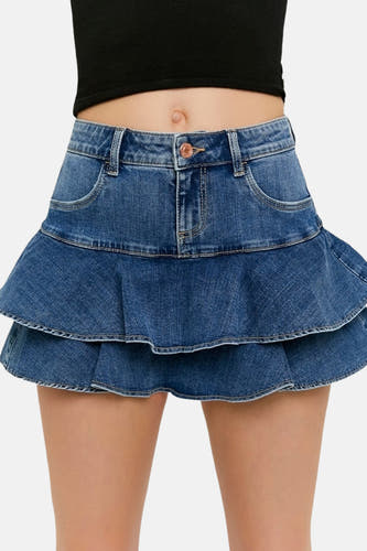 Jupe en jean bleu de TALLY WEIJL avec deux volants, portée avec un crop top noir.
