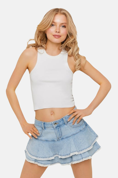 Lichtblauwe denim rok met ruches en kantzoom van TALLY WEIJL, gedragen met witte crop top, front view