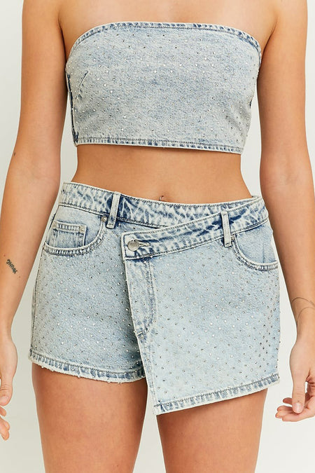 Short en denim bleu clair de TALLY WEIJL, orné de studs argentés et d'un rabat asymétrique à l'avant.