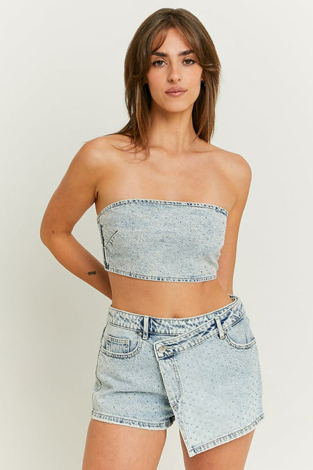 Short en denim bleu clair de TALLY WEIJL, avec détail de surpiqûre et petites pierres à strass décoratives.