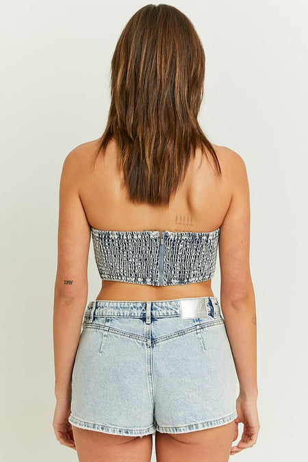 Short en denim bleu clair de TALLY WEIJL, avec une taille haute et des poches arrière visibles.