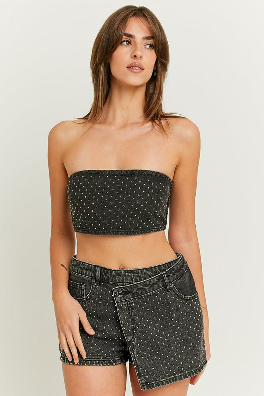 Short en denim noir de TALLY WEIJL, décoré de taches blanches et d'un modèle asymétrique.