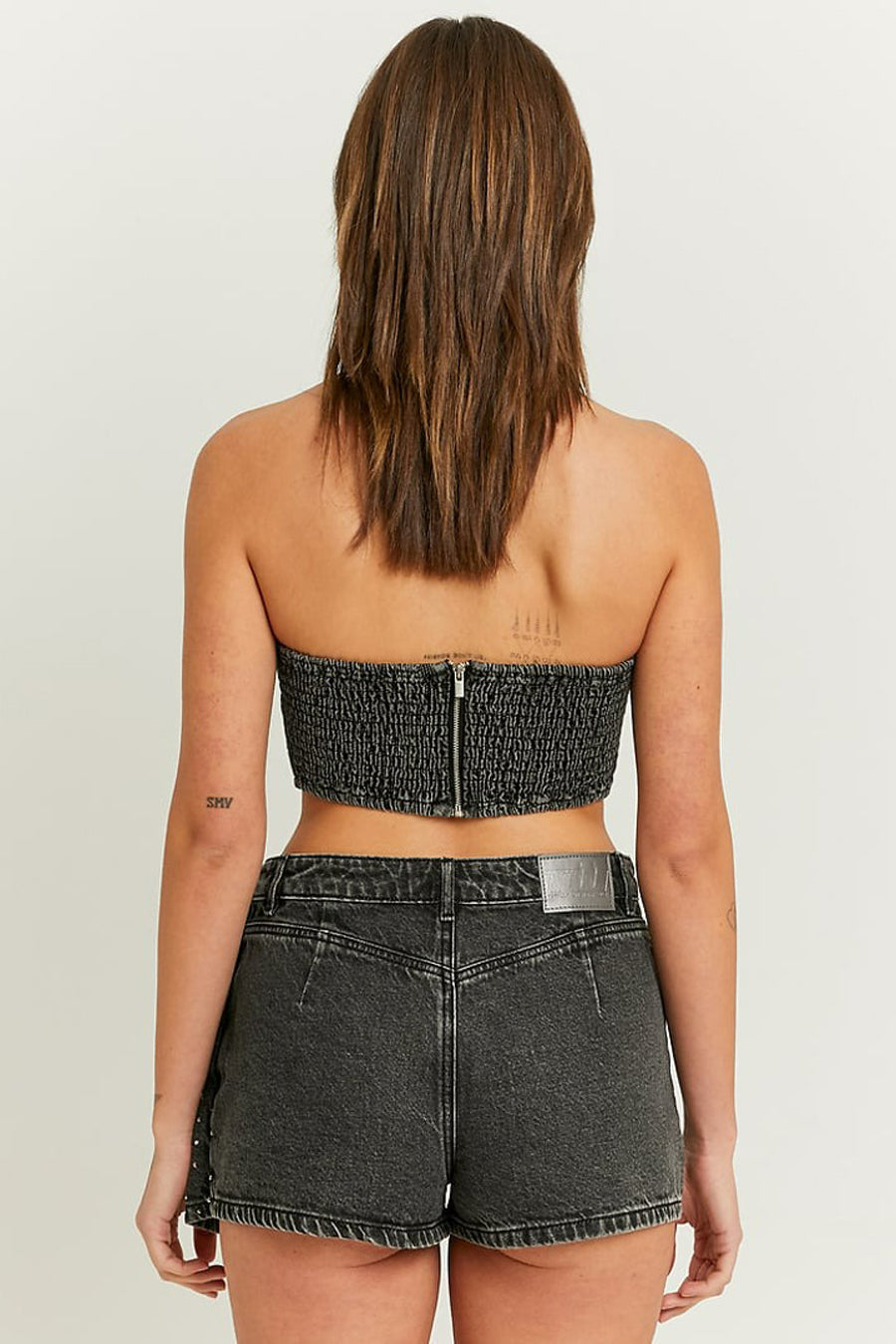 Short en denim noir de TALLY WEIJL, avec une taille haute et des points visibles.