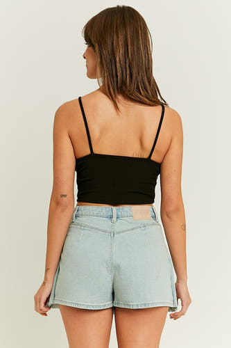 Jupe courte en denim bleu clair de TALLY WEIJL, d'une couleur unie et avec une étiquette de marque visible à l'arrière.