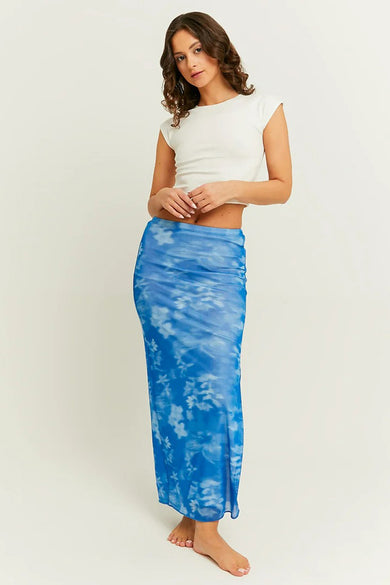 Longue robe bleue de TALLY WEIJL, avec imprimé de fleurs blanches et détail froncé.