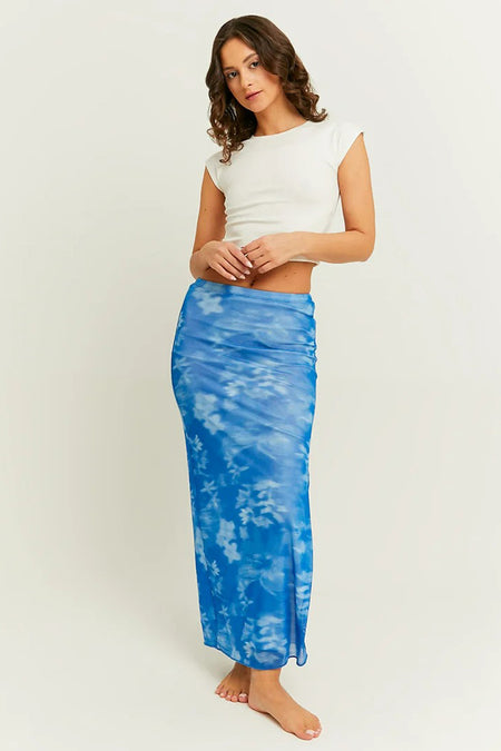 Longue robe bleue de TALLY WEIJL, avec imprimé de fleurs blanches et détail froncé.