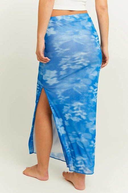 Longue jupe bleue de TALLY WEIJL avec un motif nuageux et une fente sur le côté.