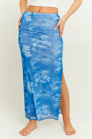 Robe longue bleue de TALLY WEIJL, avec un motif floral et une fente sur le côté.