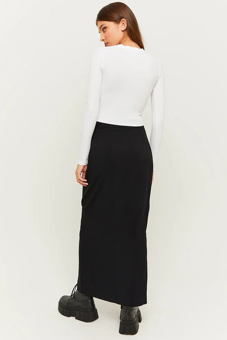 Jupe maxi noire de TALLY WEIJL, coupe ajustée, vue de dos, avec pull blanc et bottes noires