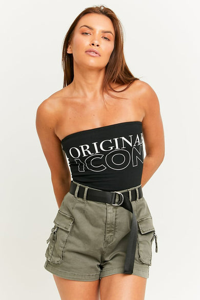 T-shirt sans manches noir de TALLY WEIJL, associé à des shorts cargo et une ceinture noire.