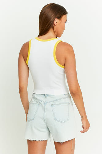 Débardeur blanc avec détails jaunes de TALLY WEIJL, avec short en jean bleu clair.