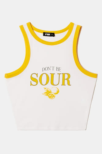 Débardeur blanc TALLY WEIJL avec bordure jaune et texte 'Don't be sour' avec motif citron.