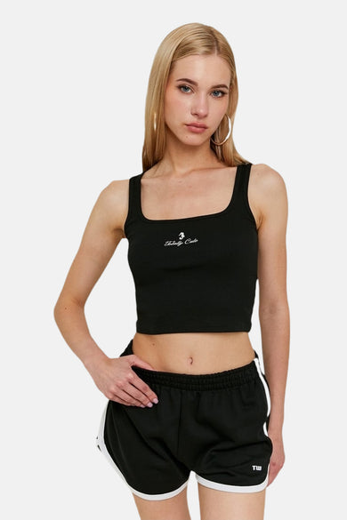 T-shirt noir TALLYALLY WEL avec un logo logo,éé des short noirs à rayures blanches.