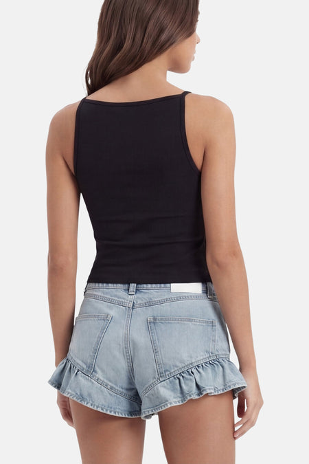 Zwart mouwloos top van TALLY WEIJL, ribbeltextuur, strak model, achterkant weergegeven, met lichtblauwe jeansshorts met ruches.