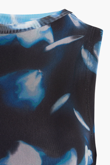 Haut sans manches multicolore de TALLY WEIJL avec imprimé abstrait bleu et texture fine en mesh, vue latérale en gros plan