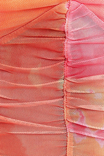 Roze en oranje getailleerde mesh stof.