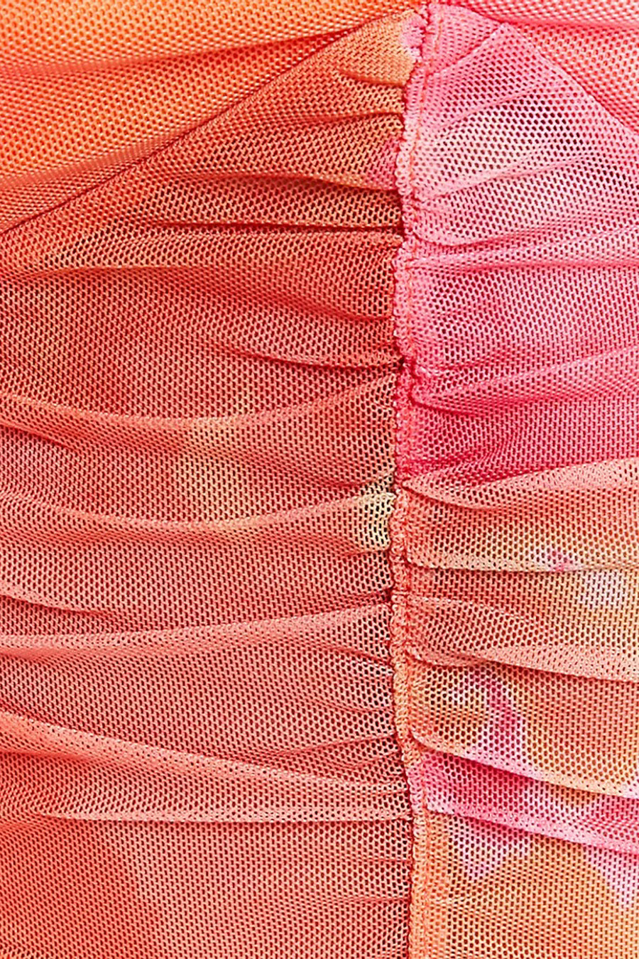 Roze en oranje getailleerde mesh stof.