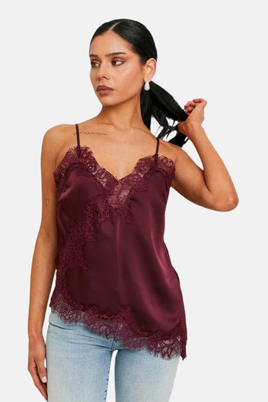Chemisier bordeaux sans manches de TALLY WEIJL, avec détails en dentelle et fines bretelles, combiné avec un jean.