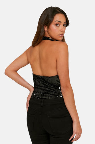 Blouse sans manches noire de TALLY WEIJL, avec paillettes, associée à un short en jeans noir.