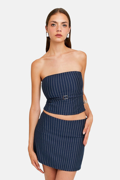 Blouse sans manches bleue de TALLY WEIJL, avec une ceinture et un fermoir décoratif.