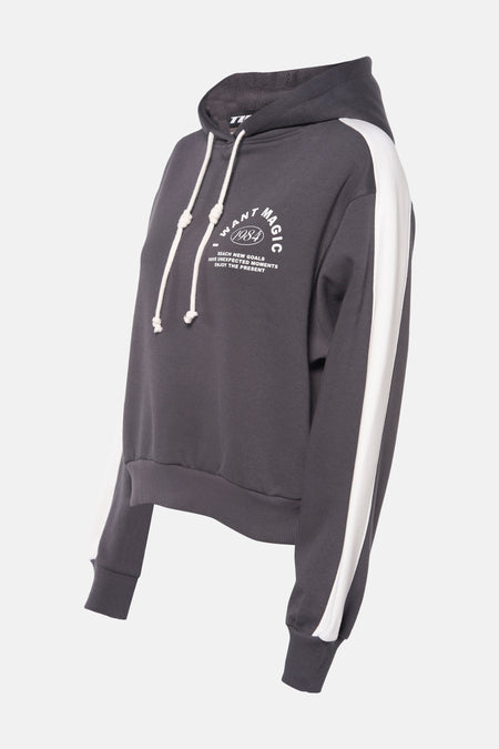 Gilet gris avec capuche de TALLY WEIJL, avec des rayures blanches sur les manches et une impression de texte blanc.