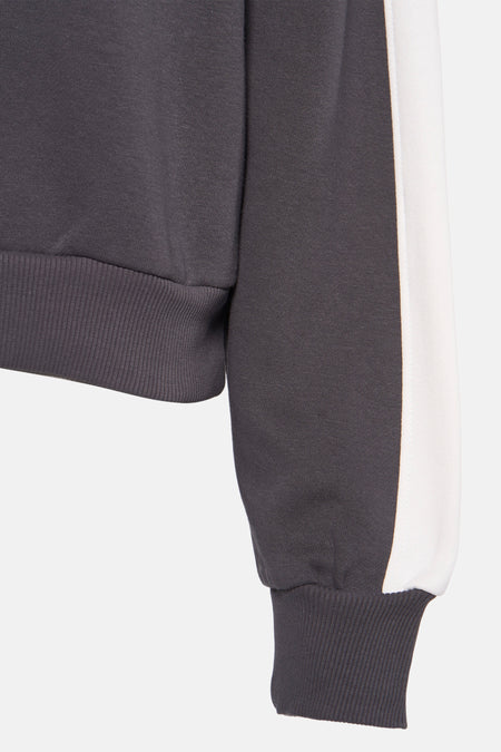 Pull-over gris avec capuche de TALLY WEIJL, avec une bande blanche sur le côté du manche.