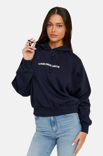 Pull-over bleu avec capuche de TALLY WEIJL avec texte blanc, associé à un jean.