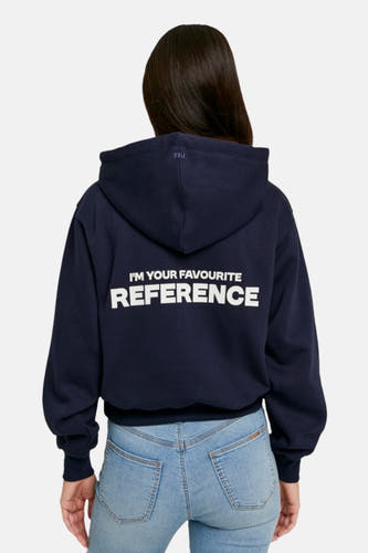 Pull-over bleu avec capuche de TALLY WEIJL, avec du texte blanc sur le dos, associé à un jean.