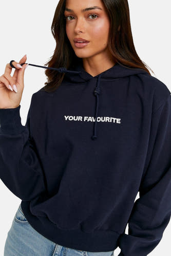 Pull-over bleu avec capuche de TALLY WEIJL, avec un texte blanc et une jean visible.