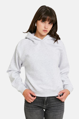 Sweat à capuche gris de TALLY WEIJL, porté avec un jean foncé et des boucles d'oreilles argentées.