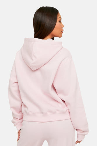 Pull à capuche rose de TALLY WEIJL, vu de dos, avec pantalon assorti.