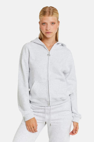 Gilet gris TALLY WEIJL à manches longues et fermeture éclair, porté avec un pantalon assorti.