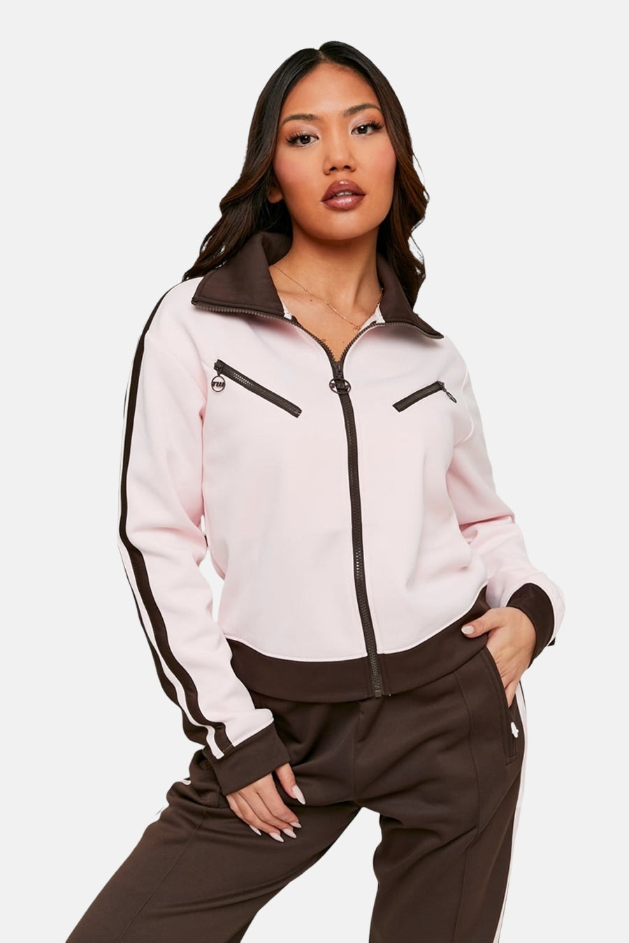 Gilet rose de TALLY WEIJL, avec des détails marron foncé comme le col et les fermetures éclair.
