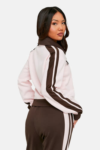 Gilet rose de TALLY WEIJL, avec des rayures marron sur les manches et un pantalon marron.