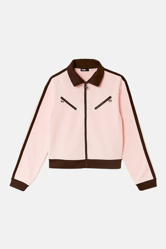 Gilet rose de TALLY WEIJL avec un col, des manches longues à rayures marron foncé et deux poches en biais.