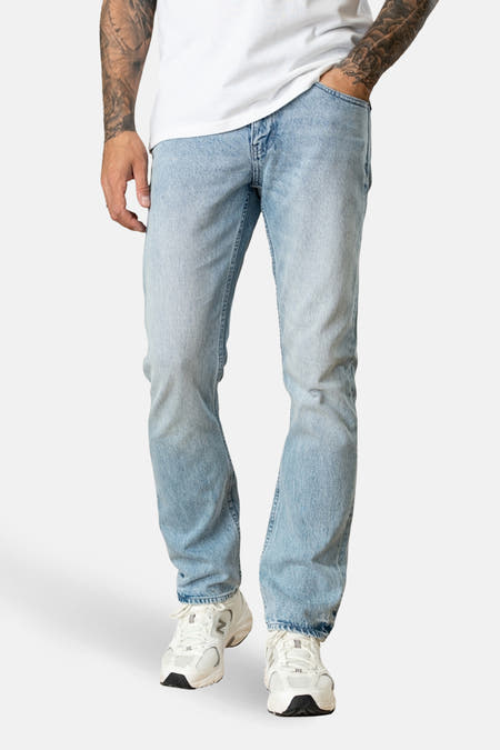 Jean droit en denim bleu clair de Petrol Industries®, avec des poches classiques et un effet stonewashed.