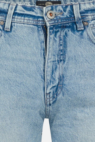 Jean droit en denim bleu clair de Petrol Industries, avec fermeture éclair et détail de marque sur le bouton.