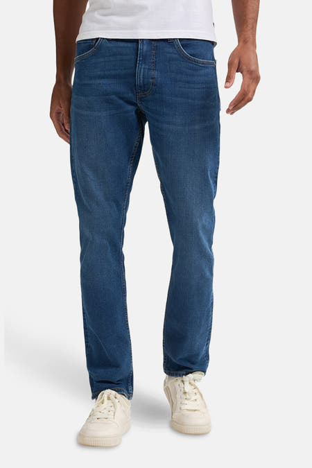 Jean droit en denim bleu moyen de Petrol Industries®, avec un lavage subtil et des surpiqures jaunes.