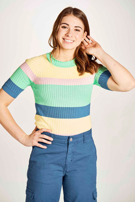 T-shirt vert de Stien Ed Ed, avec deses ja ja et et et bleuesues vu vue dos dosé associé à un pantalon bleu.