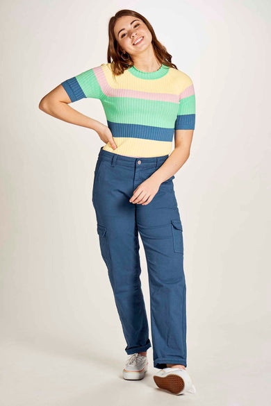 T-shirt vert de Stien Ed Ed, avec des deses horizontales en bleu, rose et jaune, associé à un pantalon cargo bleu.