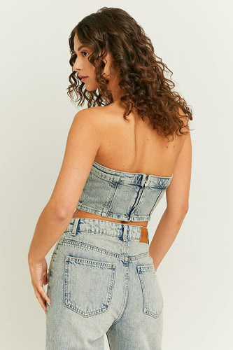 Dame in denim top en spijkerbroek.