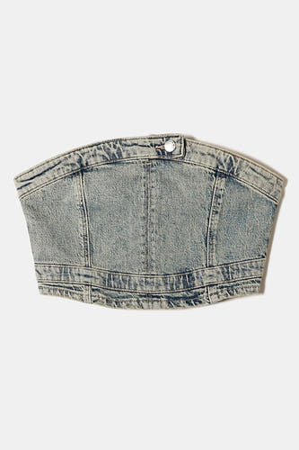 Blouse en denim bleu clair sans manches de TALLY WEIJL, avec une fermeture à un seul bouton.