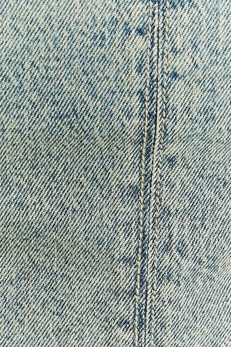 Blouse en denim bleu clair de TALLY WEIJL, avec des coutures contrastantes et une subtile texture tissée.