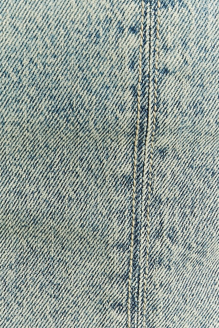 Blauwgekleurde denimstof met dubbele stiksels.