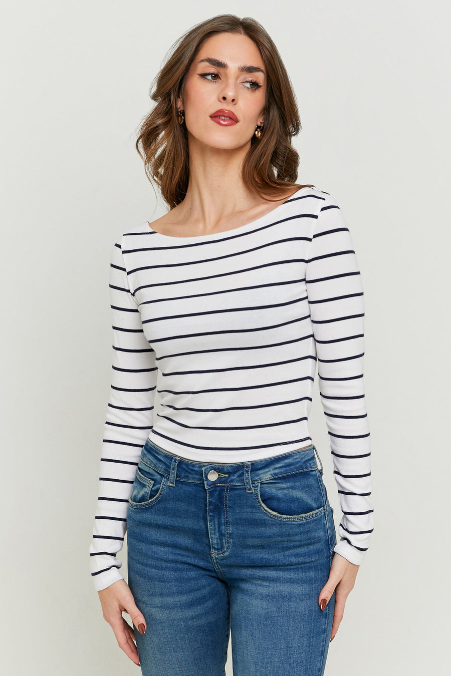 T-shirt blanc à manches longues rayé de TALLY WEIJL, combiné avec un jean bleu.