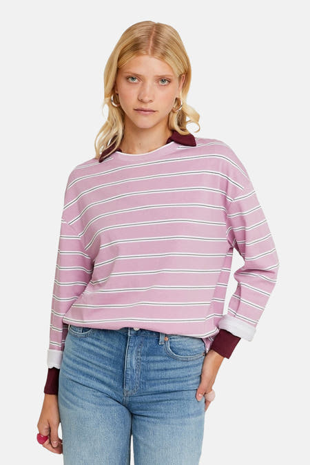 T-shirt rose à manches longues de TALLY WEIJL, avec des rayures blanches et porté avec un jeans bleu.