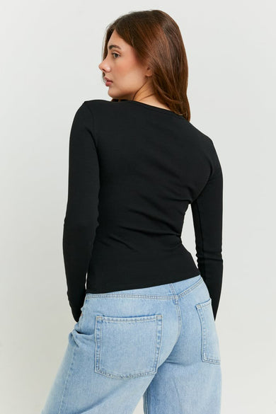 T-shirt noir à manches longues de TALLY WEIJL, modèle ajusté, vue de dos, porté avec un jean bleu clair