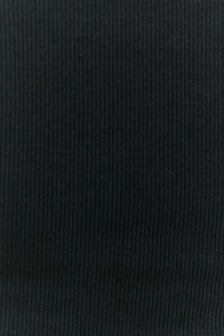 T-shirt noir à manches longues de TALLY WEIJL, texture côtelée, détail en gros plan, tissu lisse, design simple