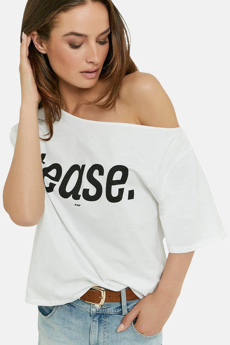 Witte oversized T-shirt van TALLY WEIJL met zwarte tekstprint, schouderontblotend, gedragen met jeans en bruine riem