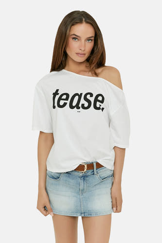 Witte oversized T-shirt met zwarte tekst "tease." van TALLY WEIJL, schouderloos, voorzijde, model draagt jeansrokje
